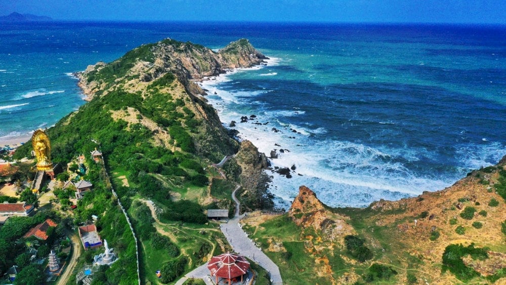 Dramatic cliffs and sweeping ocean views make Eo Gio a paradise for nature lovers and sunset seekers